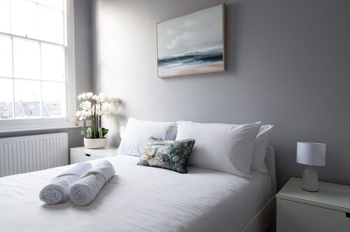 Central Cheltenham, Regency 2-Bed Apartment - Cavalier Suite