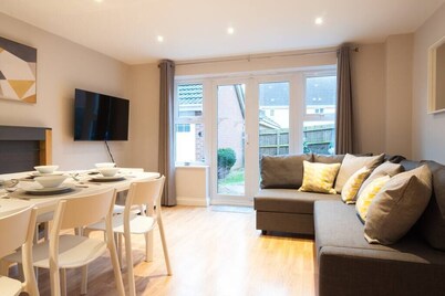 Aztec House - A Modern & Spacious 3-Bedroom Home
