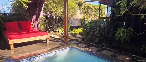 Una piscina al aire libre, una piscina climatizada