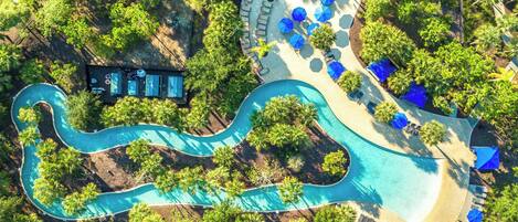 Una piscina al aire libre, una piscina climatizada