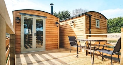 Luxury Twin Shepherds Hut - Cosy & Romantic