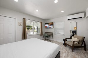 1 dormitorio, escritorio, tabla de planchar con plancha y cuna de viaje