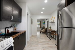 Frigorífico, microondas, placa de cocina y cafetera o tetera