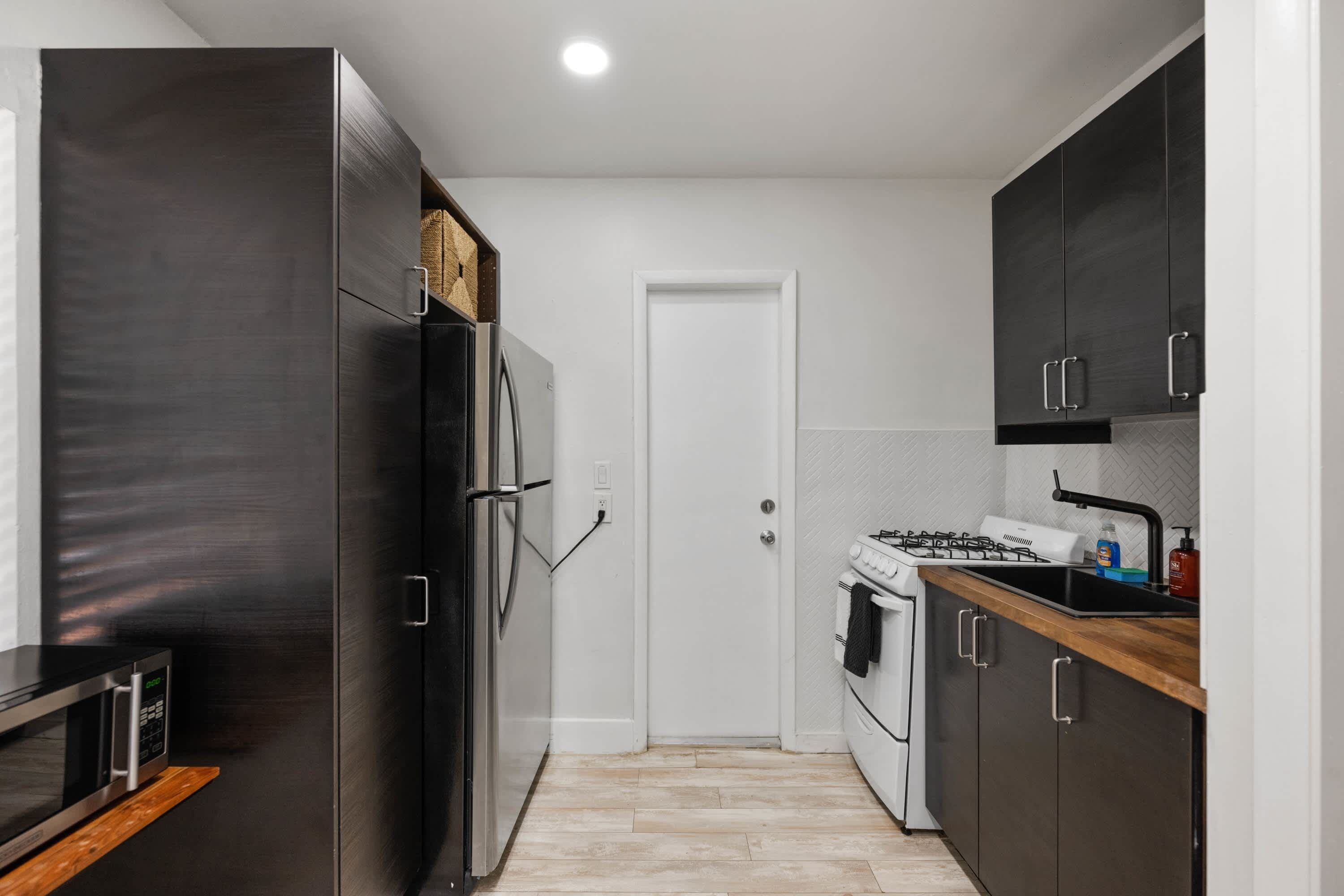 Coffee/tea maker, fridge, microwave, stovetop