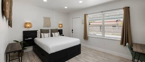 1 chambre, bureau, fer et planche à repasser, lit de bébé portatif