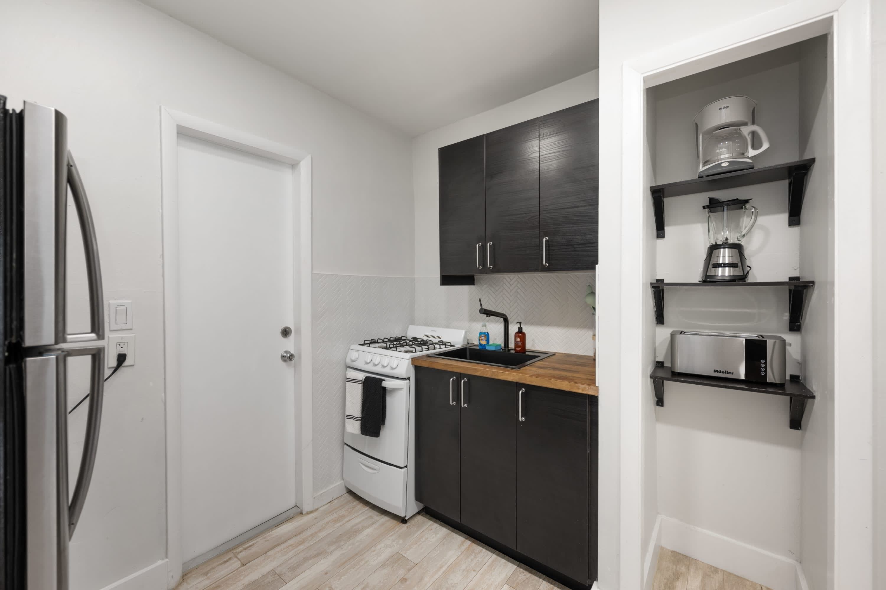 Coffee/tea maker, fridge, microwave, stovetop
