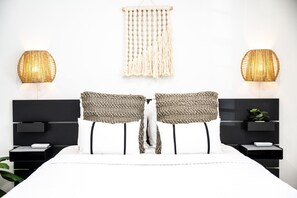 1 dormitorio, escritorio, tabla de planchar con plancha y cuna de viaje