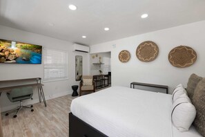1 dormitorio, escritorio, tabla de planchar con plancha y cuna de viaje
