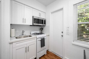 Coffee/tea maker, fridge, microwave, oven