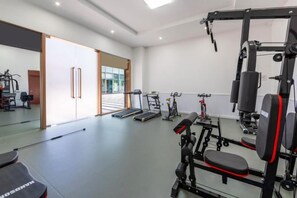 A gym with exercise equipment, a treadmill, and a bench. - Vienna International Hotel (Guiyang Yunyan District Future Ark Branch) (Guiyang)