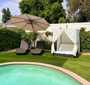 Outdoor pool - STYLE & SPACE with POOL in the middle of Los Angeles for LESS. (Glendale)