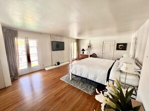 2 bedrooms, desk, iron/ironing board, free WiFi - STYLE & SPACE with POOL in the middle of Los Angeles for LESS. (Glendale)