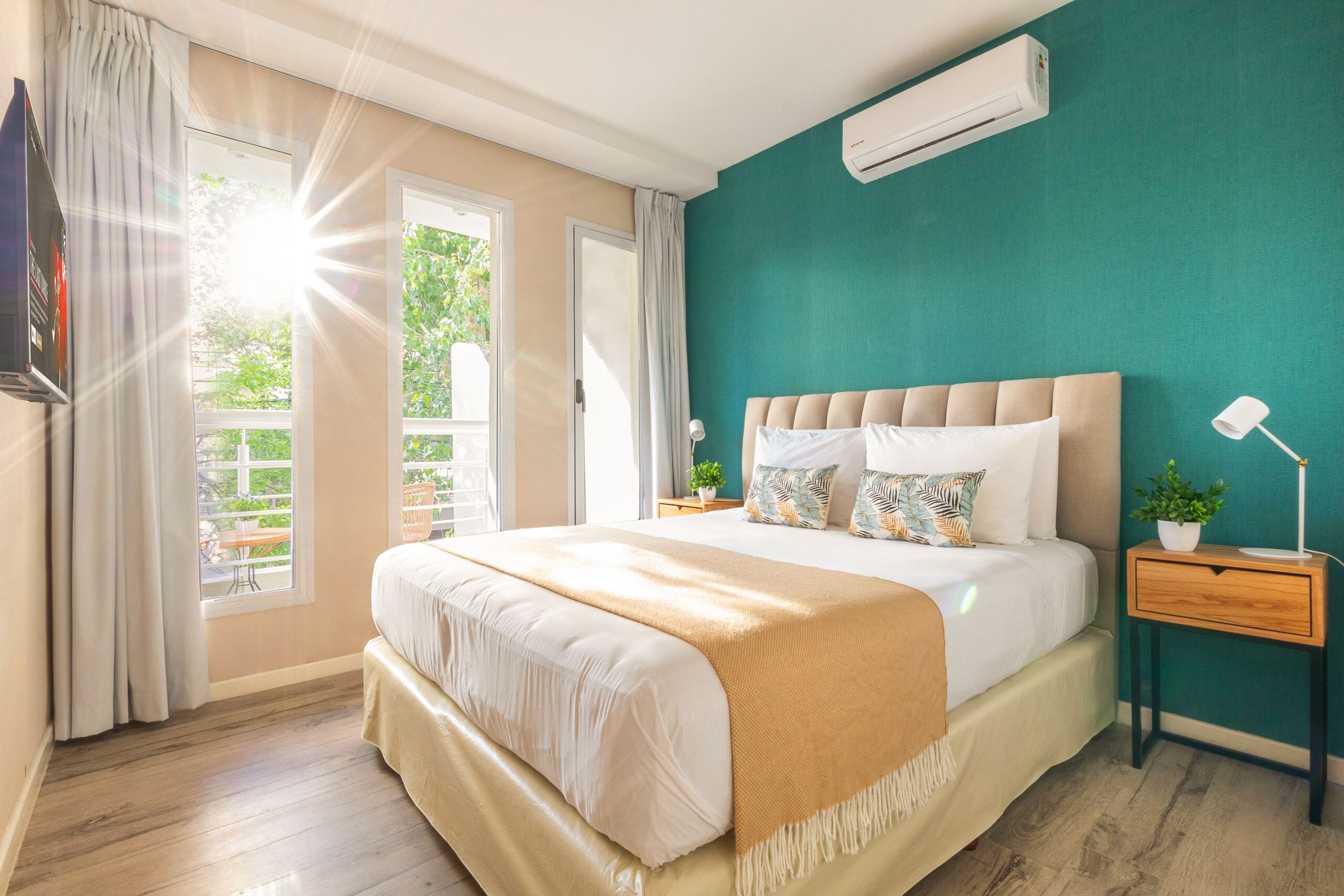 Design Apartment | Minibar, in-room safe, laptop workspace, blackout curtains