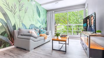 Deluxe Apartment | Ruang tamu | 50 inci sebuah televisyen pintar dengan kabel, TV