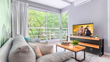 Deluxe Apart Daire | Oturma alanı | Kablolu TV kanalları bulunan 50 inç akıllı televizyon, televizyon