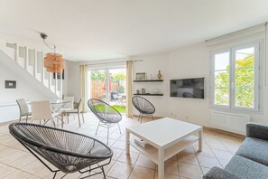 Télévision, lecteur de DVD, livres, chaßne hi-fi