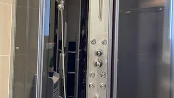 Een douche, een hydromassagedouche, een haardroger, handdoeken