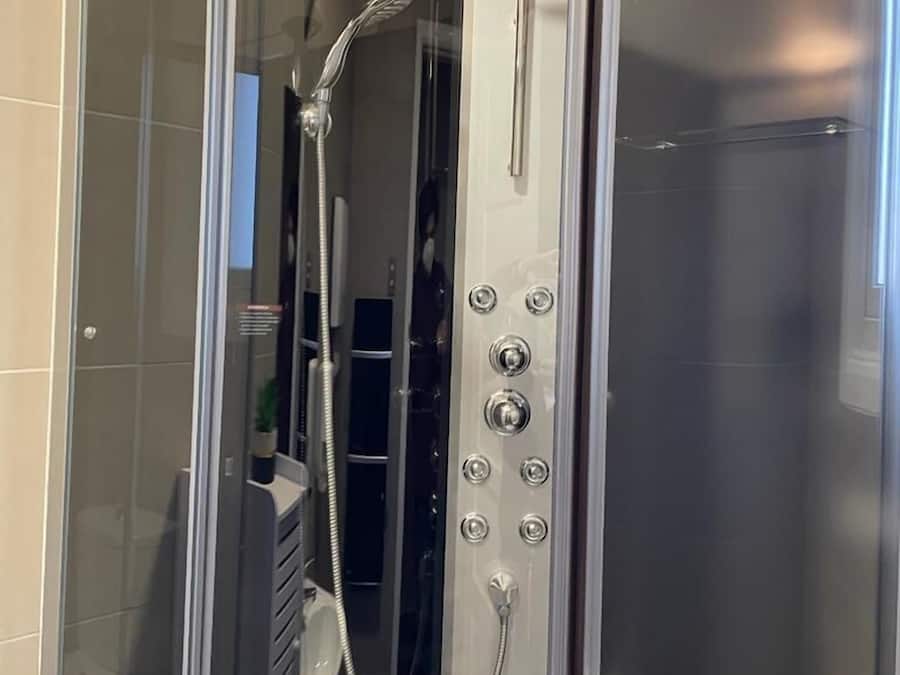Een douche, een hydromassagedouche, een haardroger, handdoeken