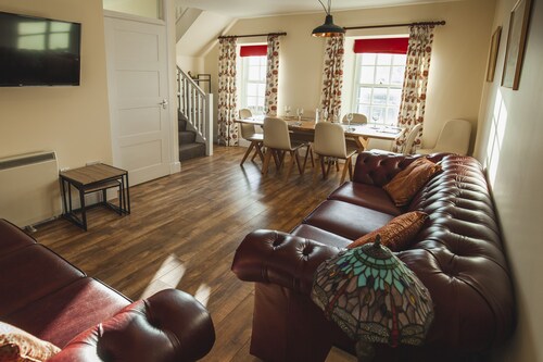 Castle Cottage - Isle of Harris with Loch View