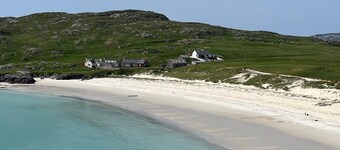 Castle Cottage - sleeps 6 guests  in 3 bedrooms