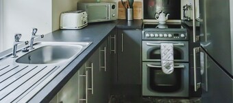 Castle Cottage - sleeps 6 guests  in 3 bedrooms