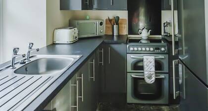 Castle Cottage - sleeps 6 guests in 3 bedrooms