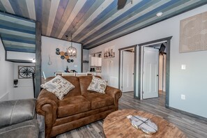 Smart TV, chimenea, videojuegos y futbolito 