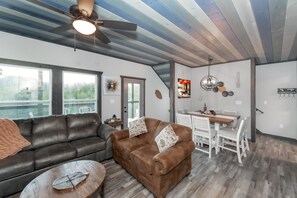 Smart TV, chimenea, videojuegos y futbolito 