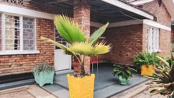 House, 2 Queen Beds | Property grounds