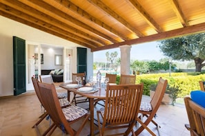 Outdoor dining - Villa Volentina, private pool, pool table, free WiFi (Puerto de Pollensa)