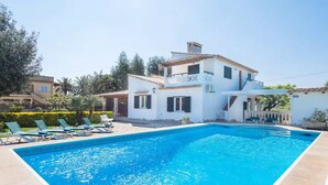 A two-story villa with a swimming pool, lounge chairs, and a garden. - Villa Volentina, private pool, pool table, free WiFi (Puerto de Pollensa)