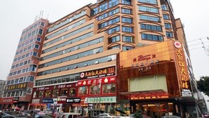 Un hotel de varios pisos con un cartel llamativo en la parte superior.