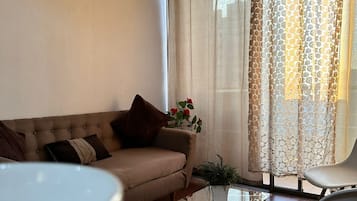 Grand réfrigérateur, micro-ondes, four, grille-pain