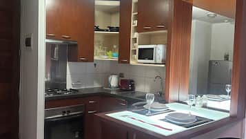 Sky Rousse | Cocina privada | Refrigerador con congelador, microondas, horno y tostadora