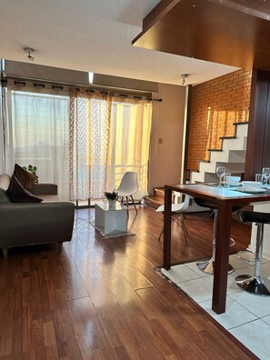 Geladeira grande, micro-ondas, fogão, torradeira