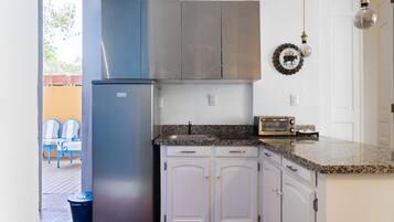 Fridge, microwave, oven, coffee/tea maker