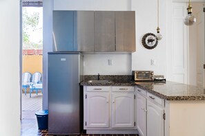 Refrigerador, microondas, horno y cafetera y tetera