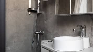 Regadera, toallas, jabón, shampoo