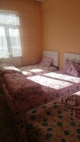 Quarto básico | Cofres nos quartos, escrivaninha, cortinas blackout, Wi-Fi de cortesia