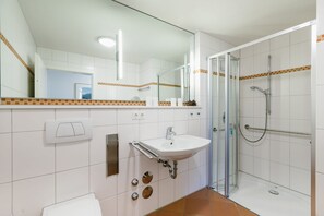 Douche, sèche-cheveux, serviettes fournies, savon