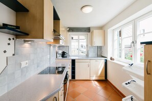 ثلاجة، ميكروويف، فرن، موقد طهي مسطح