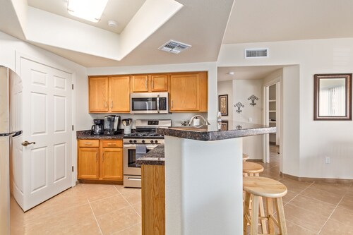 Pet Friendly! 2 KING Beds, Heated Community Pool! 3 miles from Cardinal Stadium!