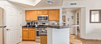 Pet Friendly! 2 KING Beds, Heated Community Pool! 3 miles from Cardinal Stadium!