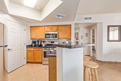 Pet Friendly! 2 KING Beds, Heated Community Pool! 3 miles from Cardinal Stadium!