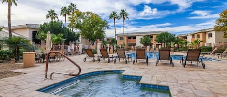 Una piscina al aire libre, una piscina climatizada