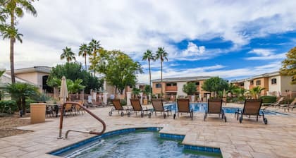 Pet Friendly! 2 KING Beds, Heated Community Pool! 3 miles from Cardinal Stadium!