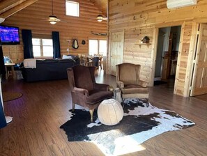 Smart TV, fireplace, books - Seeley Creek Cabin Getaway and Hunting Lodge (Guthrie Center)