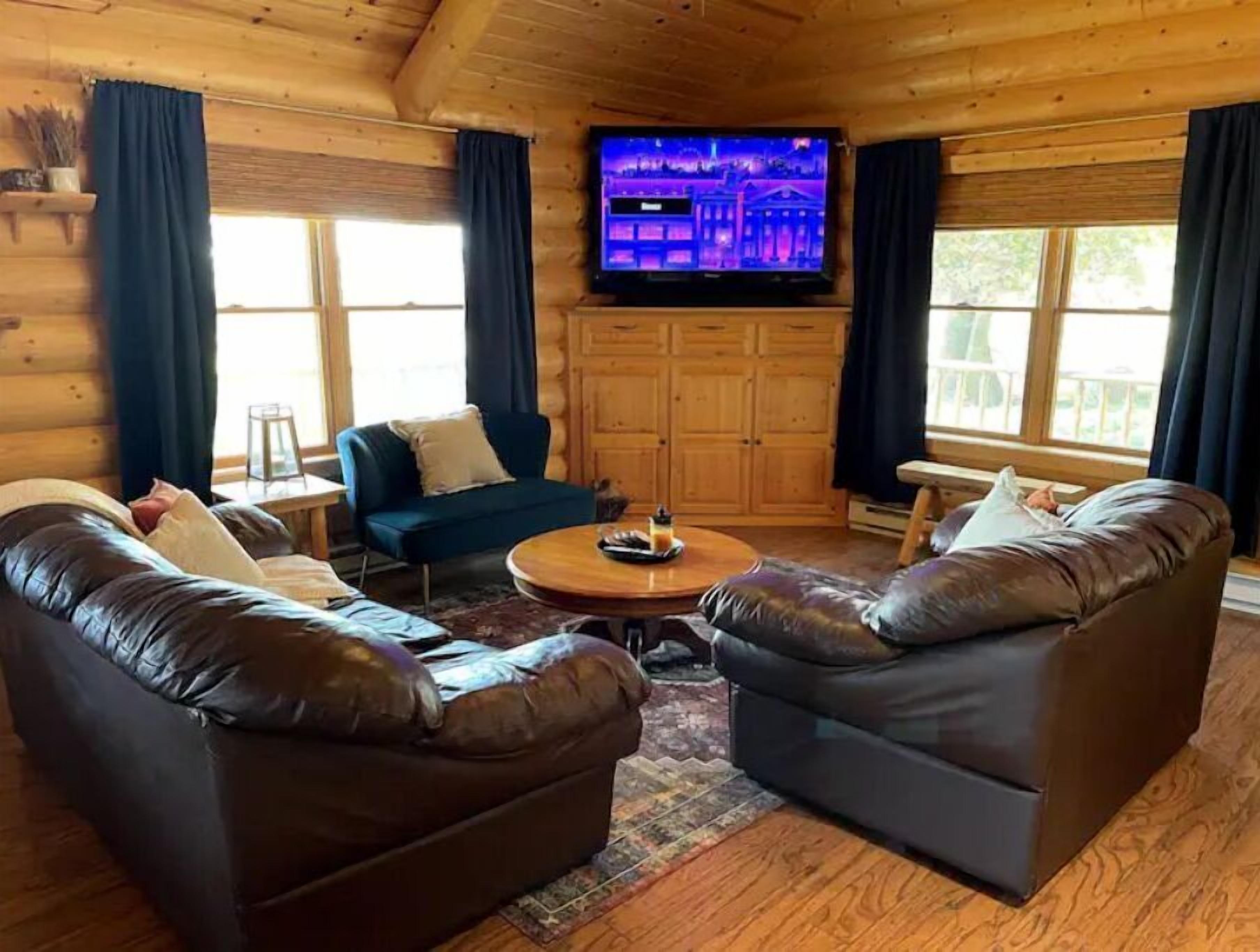 Una Smart TV, una chimenea, libros