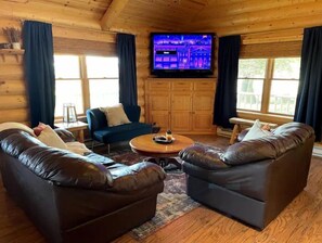 Smart TV, caminetto, libri