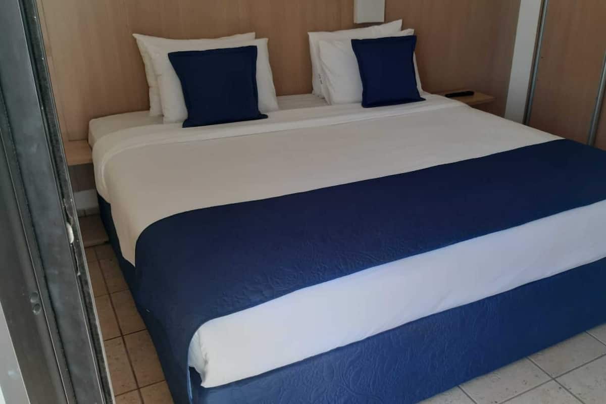Caja de seguridad en la habitación y escritorio